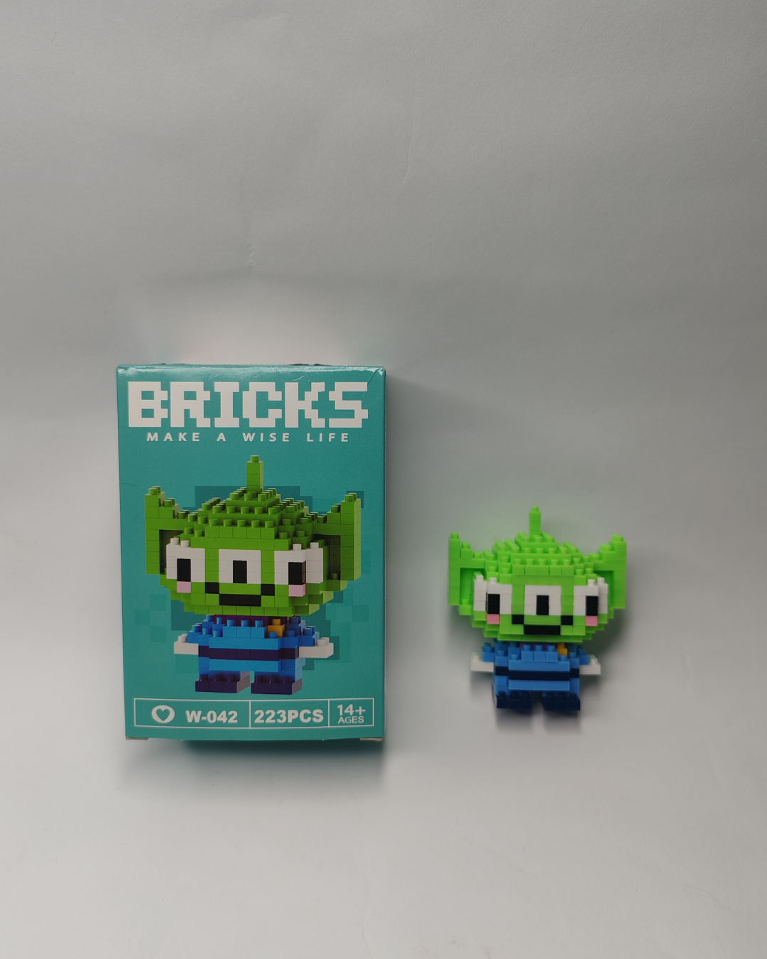 ¡Arma personajes intergalácticos y adorables! Mini bloques pixelados para coleccionar 🚀