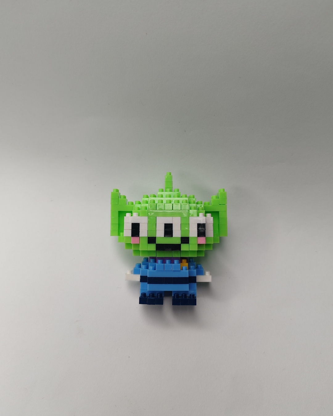 ¡Arma personajes intergalácticos y adorables! Mini bloques pixelados para coleccionar 🚀